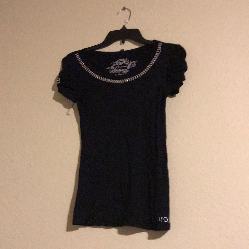 Black shirt sleeve T-shirt